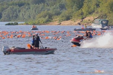Во время массового заплыва на Волге спортсменам помешал гидроцикл