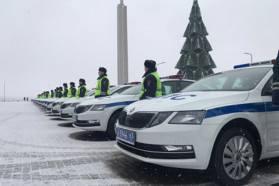Дмитрий Азаров передал ключи от новых служебных автомобилей сотрудникам полиции