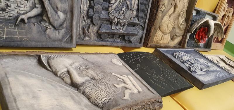 Самарец начал вырезать картины из дерева спустя несколько лет после инсульта