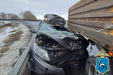 Водитель погиб: в Самарской области на трассе легковушка заехала под КамАЗ