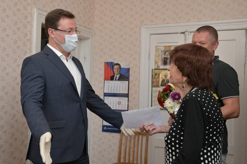 Дмитрий Азаров поздравил бывшую узницу концлагеря Людмилу Ковалеву с 90-летием