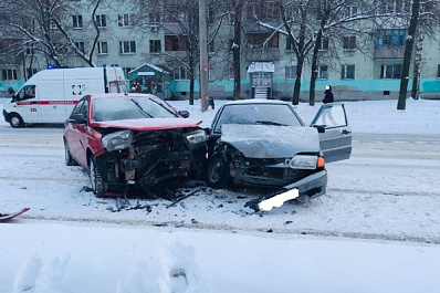 В Самаре после столкновения двух отечественных легковушек пострадал подросток