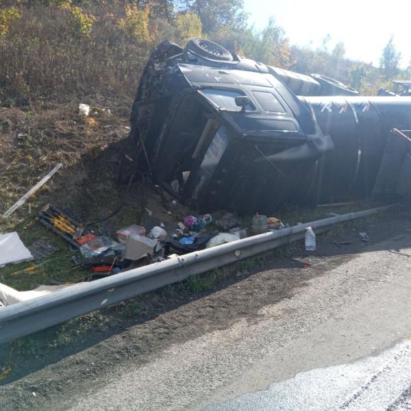 Наносили разметку: в Самарской области на трассе автоцистерна сбила двух рабочих