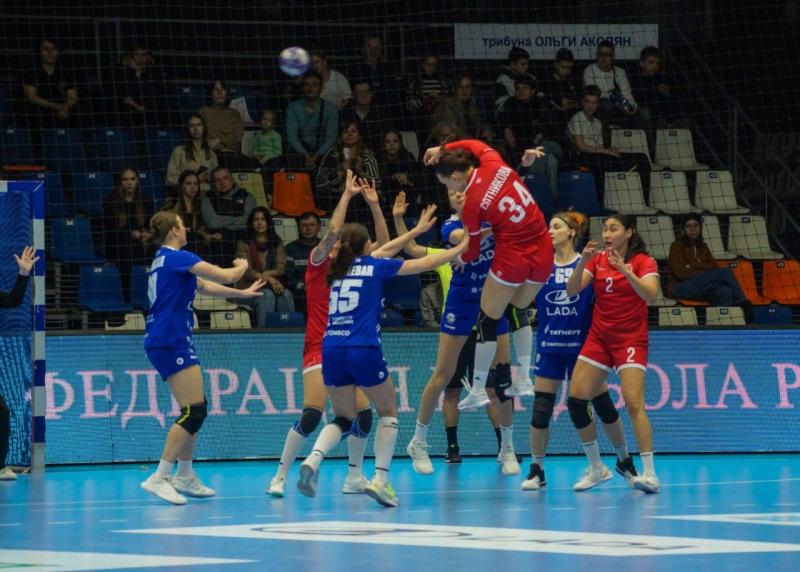 Теряют шансы: гандбольная "Лада" дома уступила "Астраханочке"