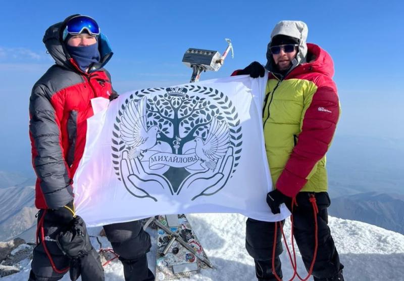 "Дети меня поддержали": многодетный отец из Самары вместе с сыном взошел на Эльбрус