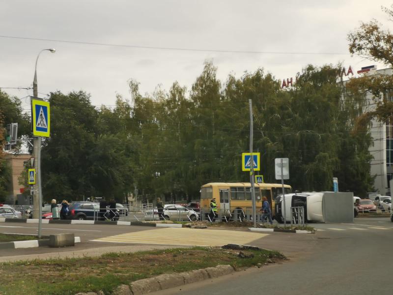 В Самаре на перекрестке после столкновения с автобусом перевернулся грузовик