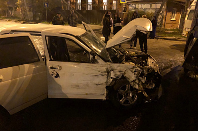 В Самаре на ул. Литвинова "Приора" протаранила фуру, пробив топливный бак тягача