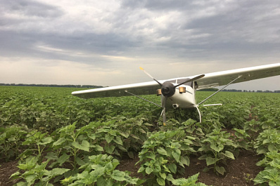 В Самарской области легкомоторный самолет совершил жесткое приземление