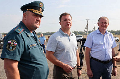 Дмитрий Азаров поблагодарил спасателей, ведущих борьбу с пожаром в Борском районе