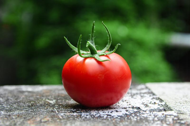 Врачи назвали шесть болезней, при которых лучше не есть помидоры