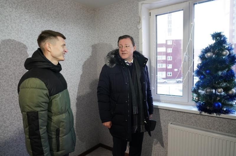 Дмитрий Азаров передал ключи от квартир детям-сиротам