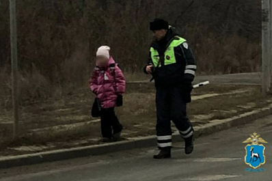 В Самарской области полицейские спасли первоклассницу от холода и отвезли домой 