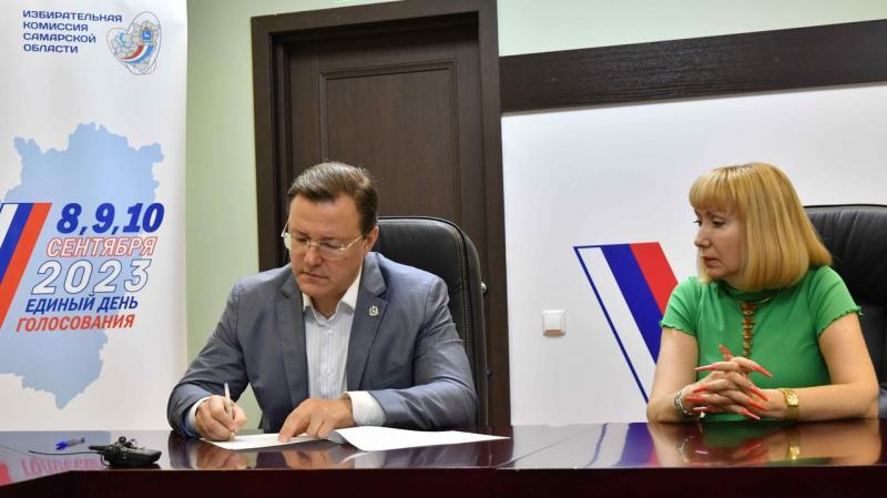 Дмитрий Азаров сдал в Избирком документы на регистрацию для участия в выборах губернатора