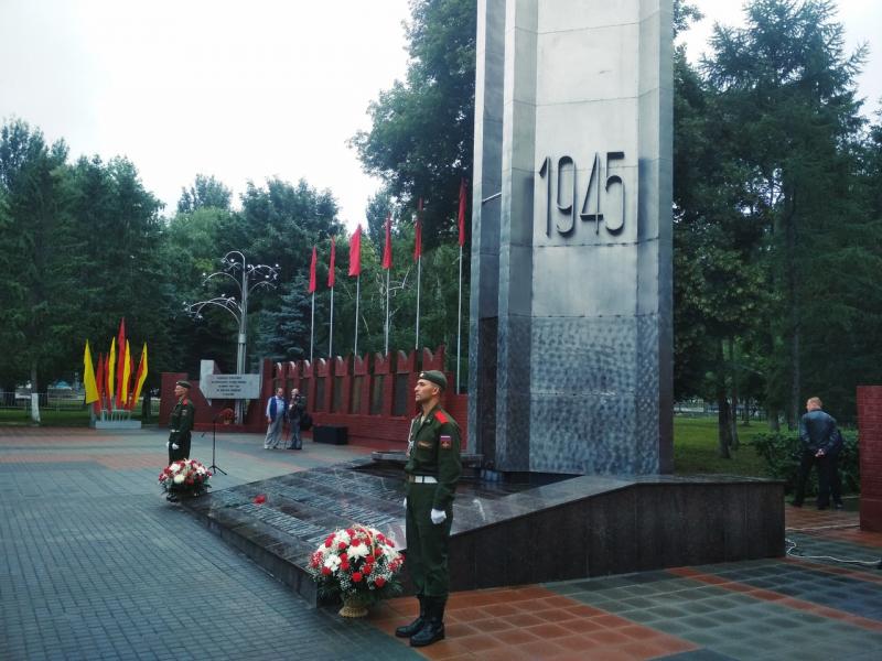 Губернатор Дмитрий Азаров возложил цветы к мемориальной стене в парке Победы