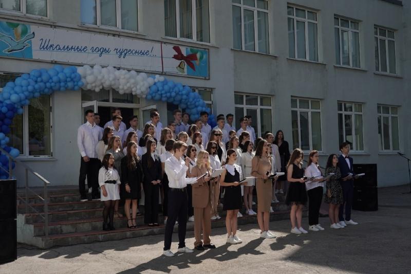 Дмитрий Азаров поздравил выпускников Самарской области с окончанием школы