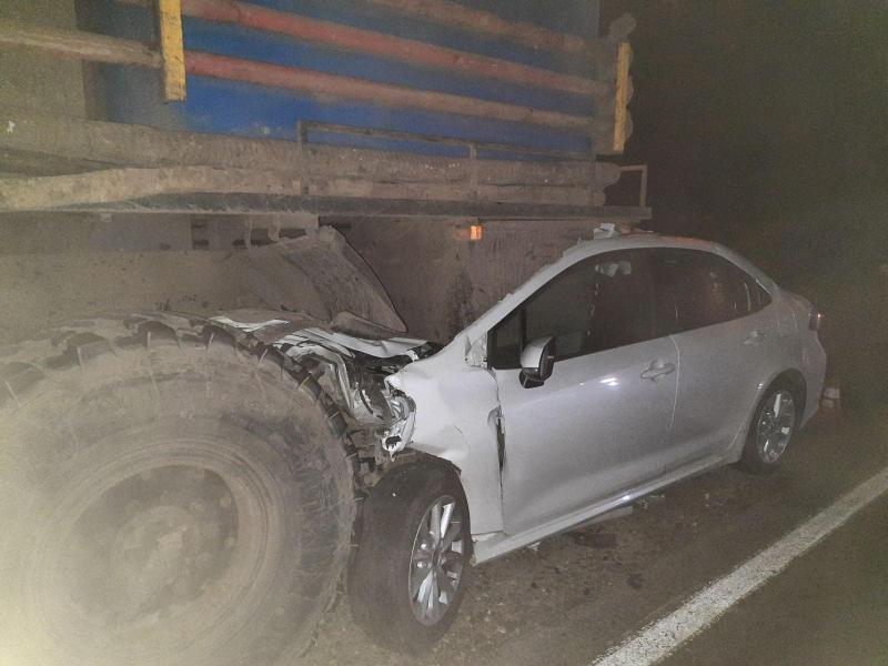 В Самарской области Toyota залетела под грузовик: водитель в больнице