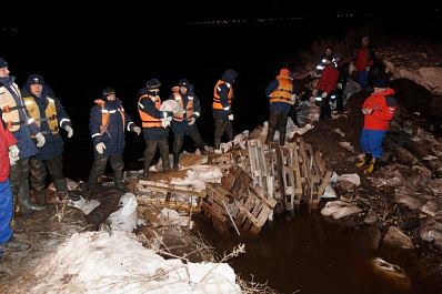 Спасатели вручную укрепили насыпь в подтопленном селе Тимофеевка