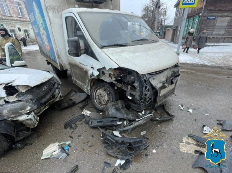 В Тольятти женщина на LADA X-Ray въехала в автобус