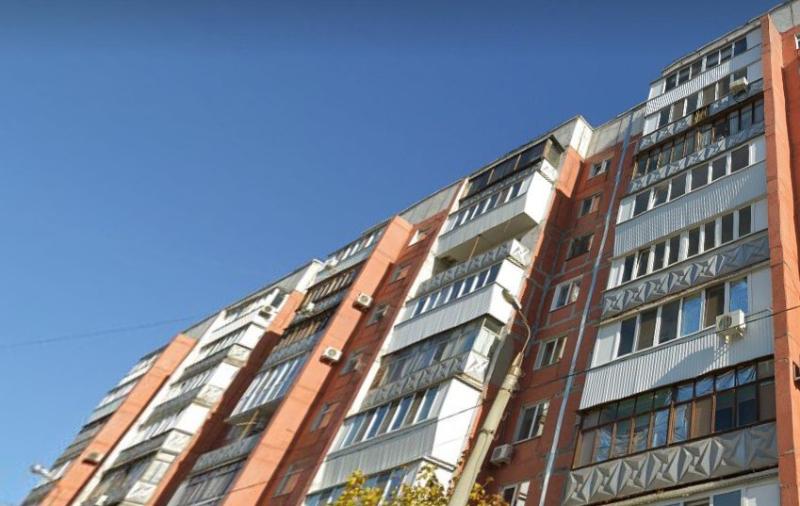 В Самаре аварийный столб угрожал дому на Днепровской