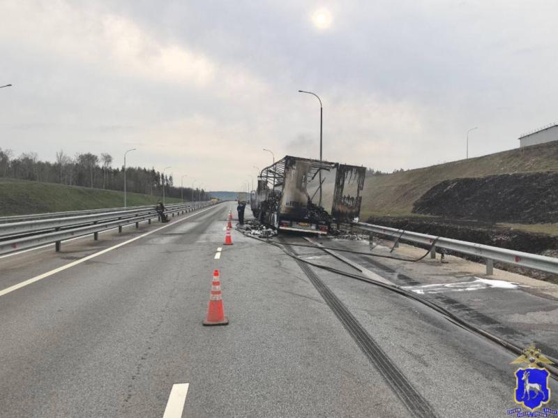 В Самарской области на трассе "Обход Тольятти" 18 апреля загорелась фура