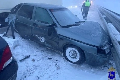 На трассе "Обход Тольятти" фура протаранила иномарку и спровоцировала массовое ДТП
