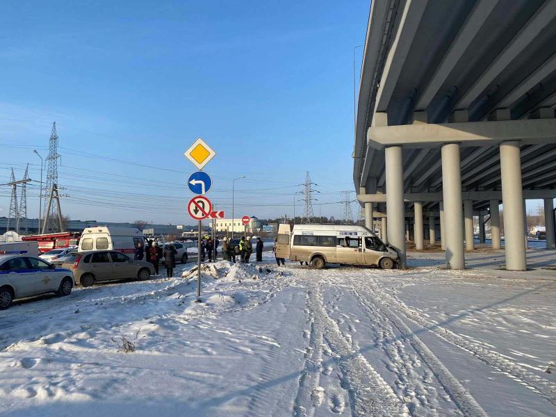 5 человек в больнице: в Тольятти маршрутка влетела в опору моста