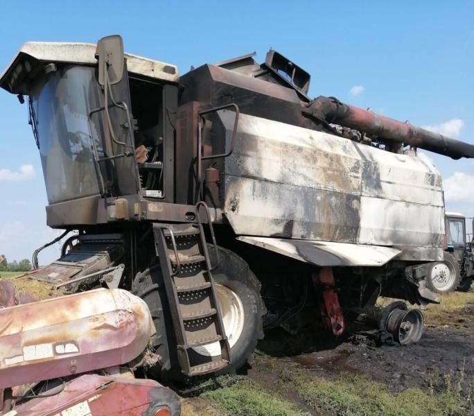 29 августа в Самарской области в поле горел комбайн