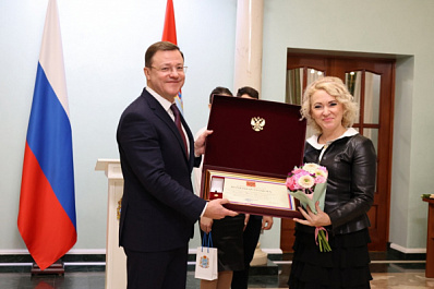 Дмитрий Азаров вручил государственные награды выдающимся землякам