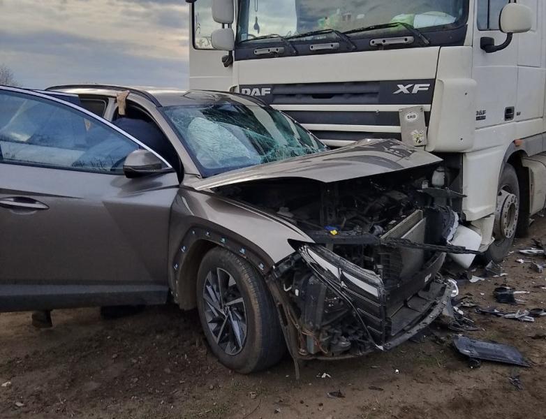 В Самарской области 8 апреля грузовик протаранил легковушку с тремя женщинами