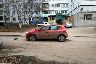 В Самаре девушка-водитель при движении задним ходом сбила пожилую женщину