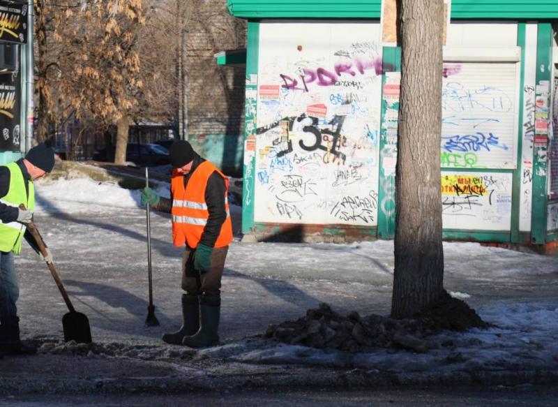 В Кировском районе устраняют подтопления на дорогах