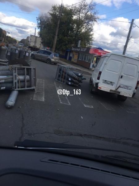 В Самаре выпавшие из грузовика газовые баллоны распугали автомобилистов