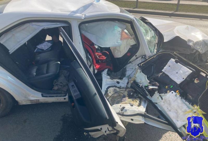 Пострадали дети: в Самаре водитель Toyota Camry потерял сознание и влетел в дерево