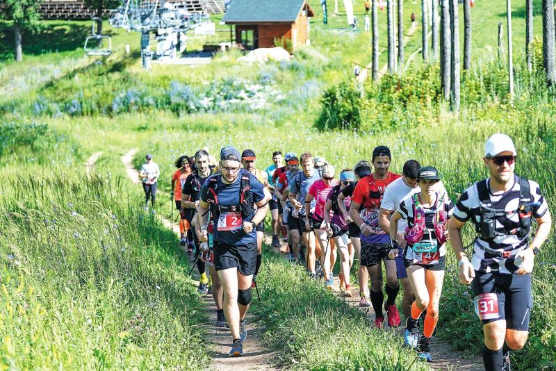 В гору бегом: марафонцы соревновались на Красной Глинке