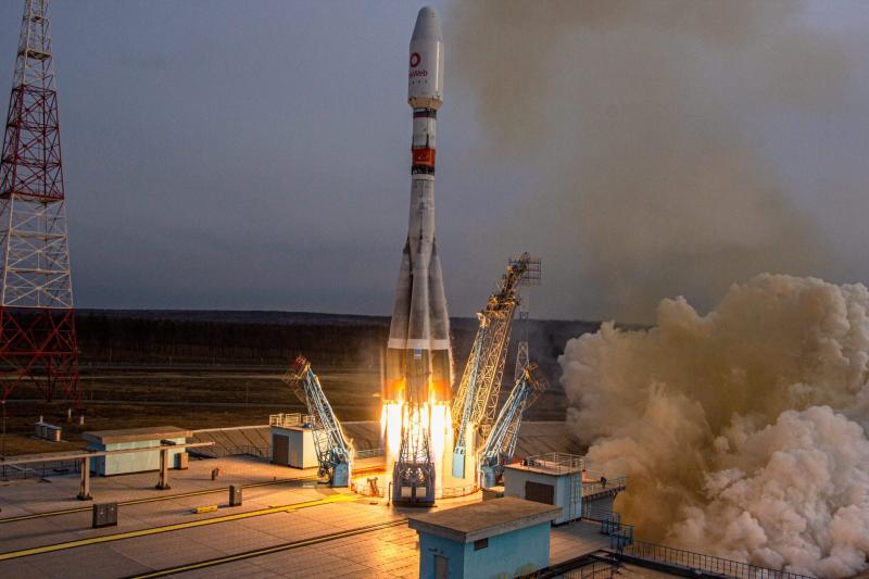 Самарская ракета-носитель "Союз-2.1б" вывела на орбиту 36 спутников