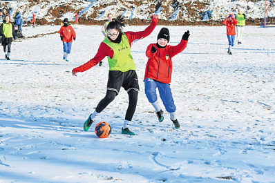 Скользкий мяч: в Богатом в 36-й раз провели турнир по футболу на снегу