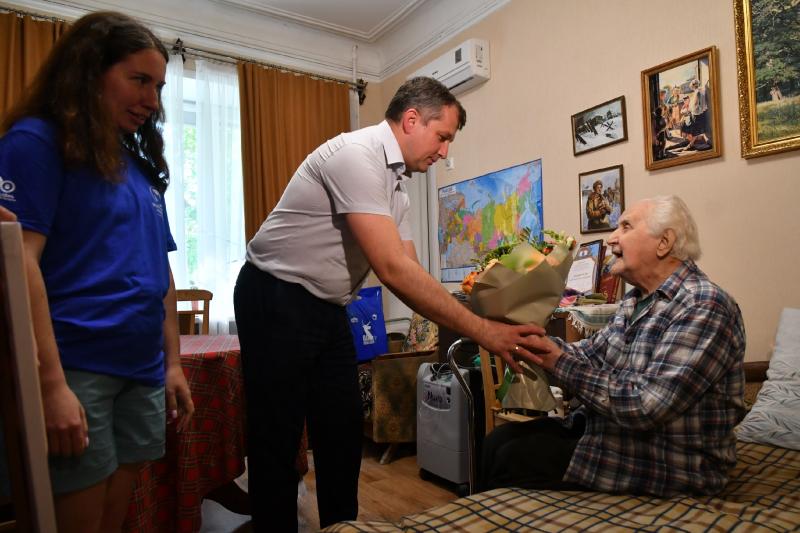 "Краски Победы": ветерану Великой Отечественной войны Александру Любимову подарили портрет