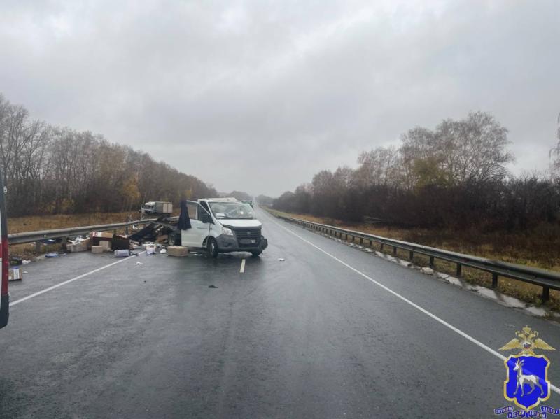 В Самарской области 21 октября водитель КамАЗа погиб в ДТП с "Газелью"
