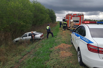 В Самарской области на трассе легковушка съехала в кювет