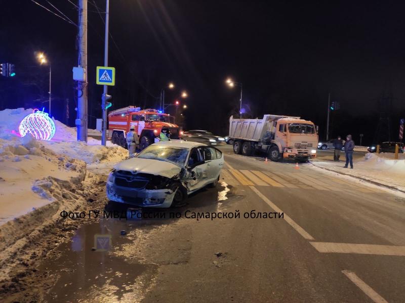 В ДТП с грузовиком в Самаре погиб мужчина и пострадал ребёнок