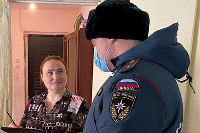 В Сызрани сотрудники МЧС устанавливают пожарные извещатели в домах многодетных семей