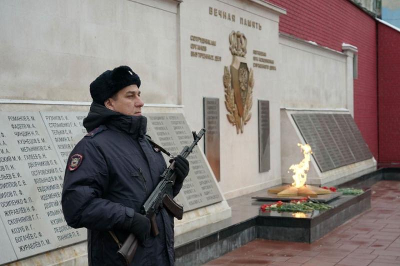 Жизнь за других: в Самаре почтили память погибших на службе полицейских