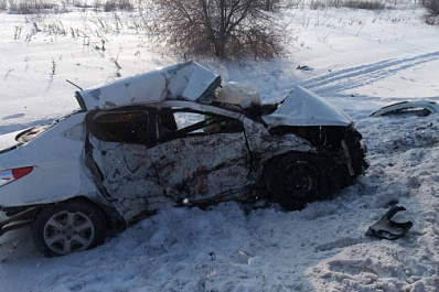 Под Самарой Hyundai столкнулся с "Грантой" и вылетел в кювет, водитель погиб