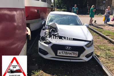 В Самаре трамвай протащил по рельсам иномарку