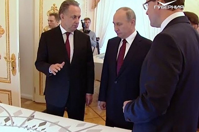Владимир Путин и участники совета при Президенте осмотрели макеты Самара Арены и аэропорта Курумоч на выставке в Кремле