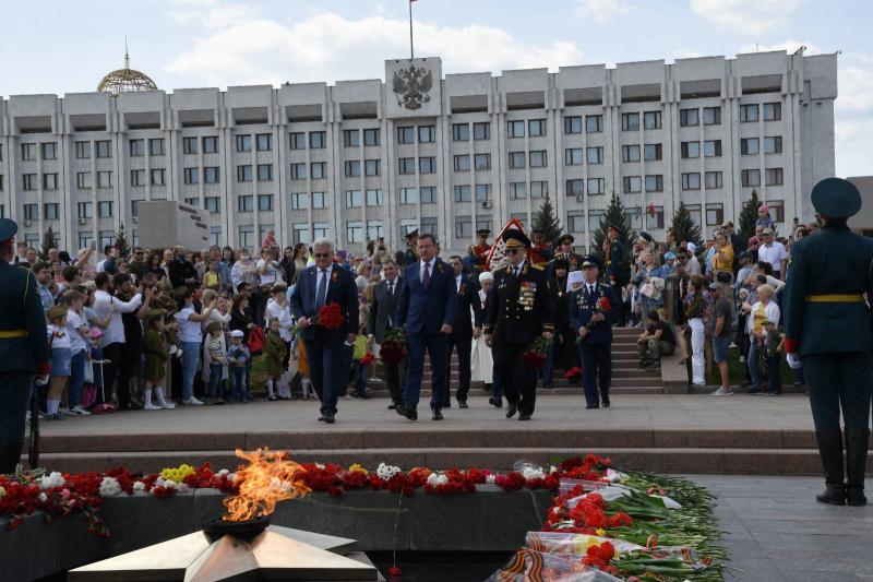 В Самаре 9 мая возложили цветы к Вечному огню на площади Славы