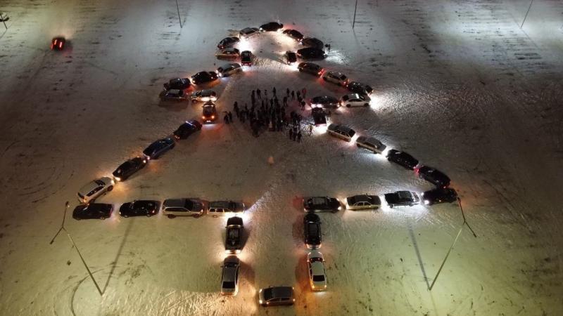 2022 и елка из 45 машин: самарские водители необычно поздравили горожан с наступающим Новым годом