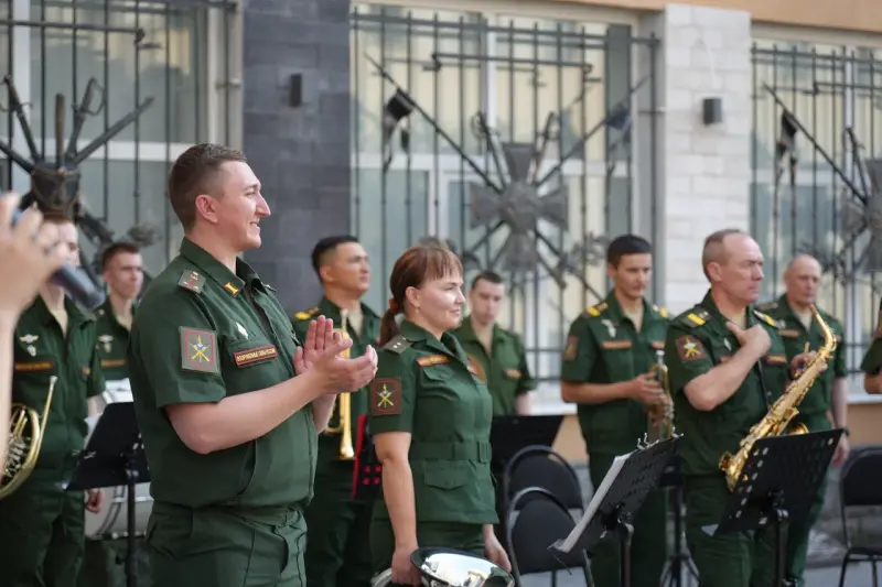 Военный оркестр ЦВО выступил с новой программой на "Летних вечерах духовой музыки" в Самаре