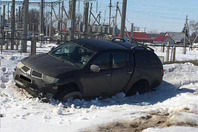 Водитель Mitsubishi L200 потерял сознание за рулем и сбил женщину