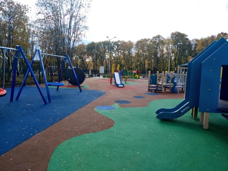 Дмитрий Азаров осмотрел готовность инклюзивной детской площадки у "Самара Арены"